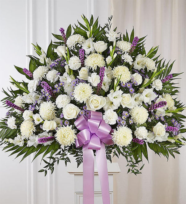 Cesta de pie Heartfelt Sympathies lavanda y blanco