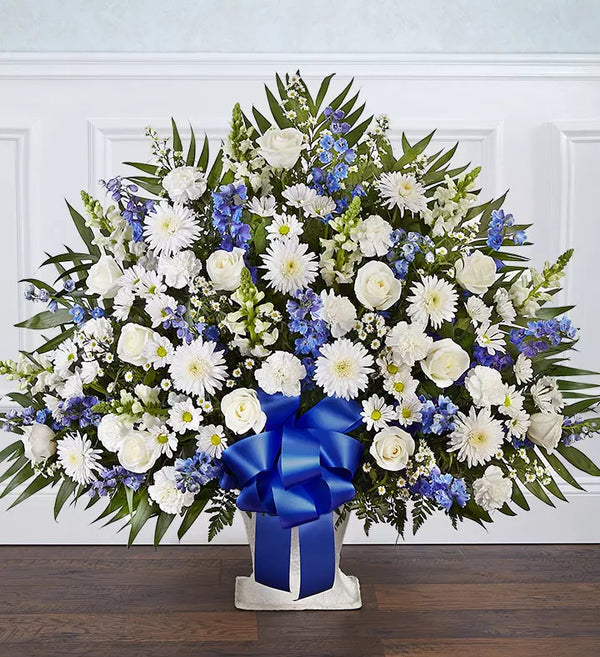 Arrangement de panier de sol bleu et blanc hommage sincère